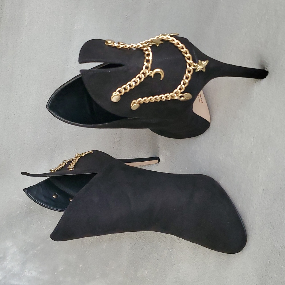 BCBGeneration Lexi Black Faux Suede V-Cut Gold Chain Stiletto Booties SIZE: 8B